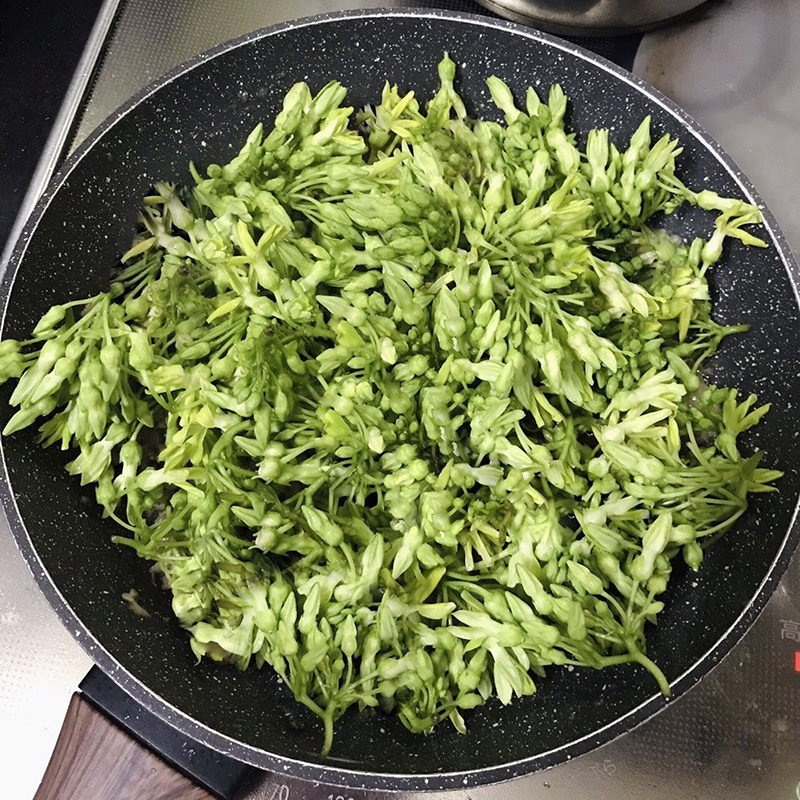 Xào bông thiên lý với gia vị cho món thịt bò xào bông thiên lý