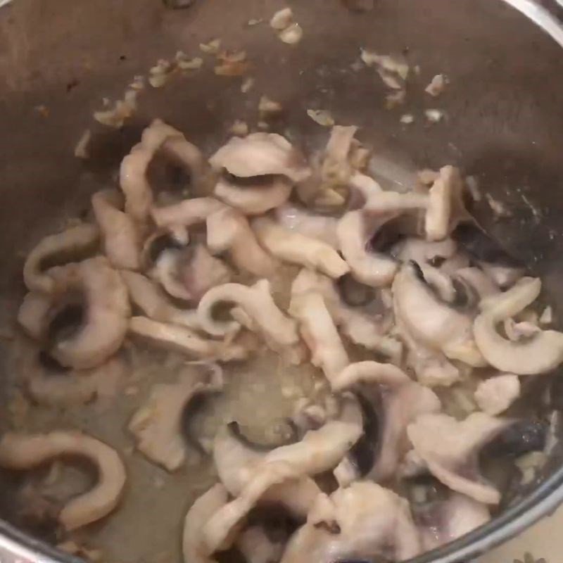 Xào cá chép giòn trên chảo