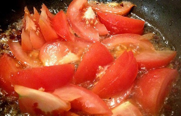 Xào cà chua bổ múi cau cho nước dùng bún cá rô đồng thêm màu sắc