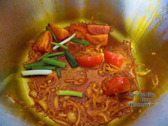 Xào cà chua cho nồi nước dùng bún riêu thịt