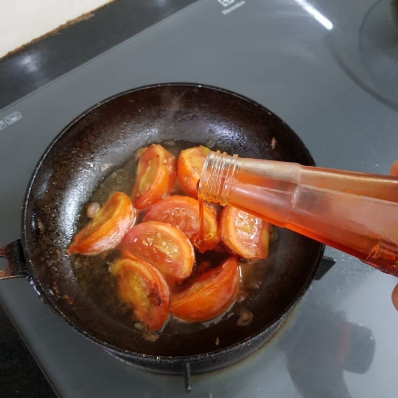 Xào cà chua để tạo màu và hương vị cho canh cua