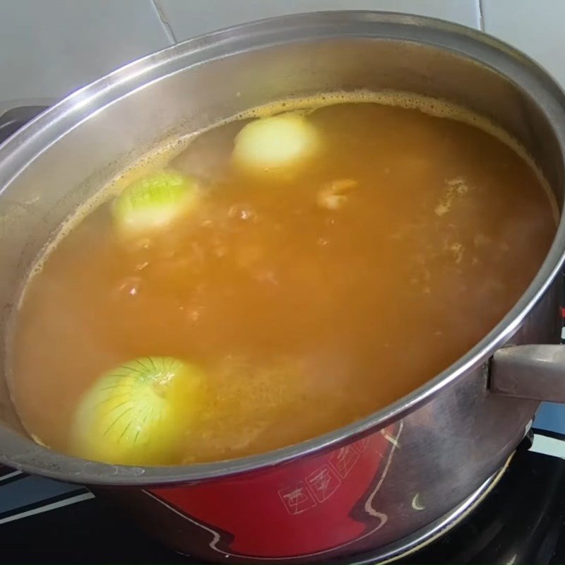 Xào cà chua để tạo màu và hương vị cho nước bún cà chua