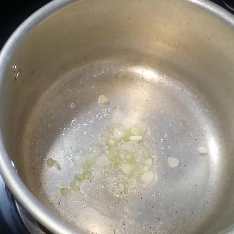 Xào cà chua tạo màu cho canh cải cúc chay