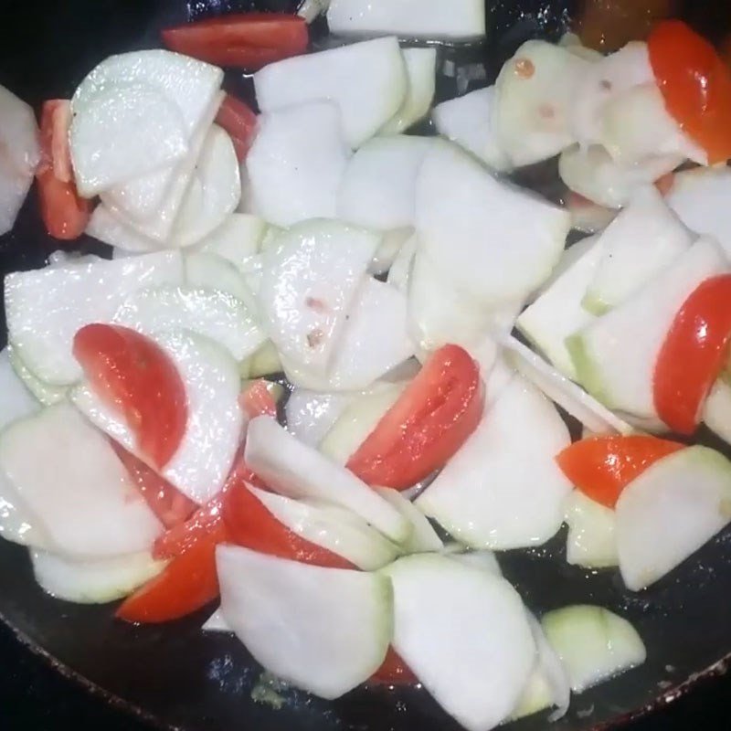 Xào cà chua tạo màu cho món ăn