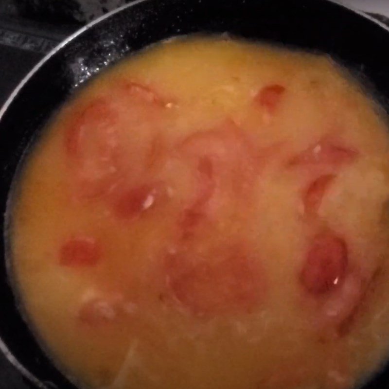 Xào cà chua tạo màu và vị cho nước dùng lẩu cá mẻ