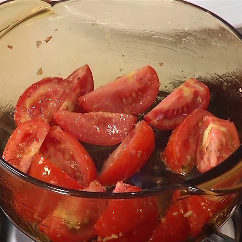 Xào cà chua trên bếp để nấu canh khoai tây