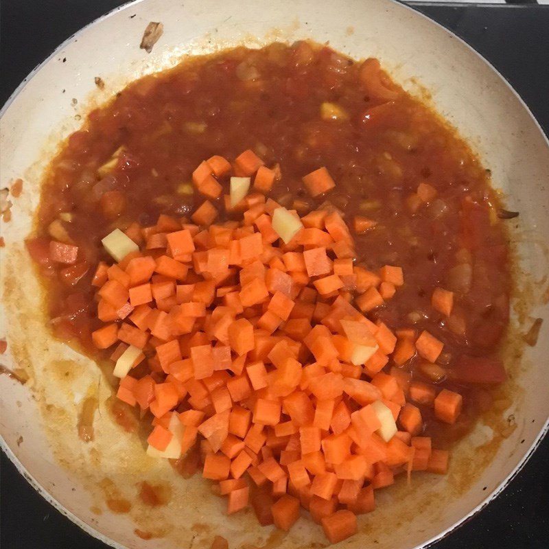 Xào cà chua tươi để tạo nền sốt cho món mì spaghetti thập cẩm