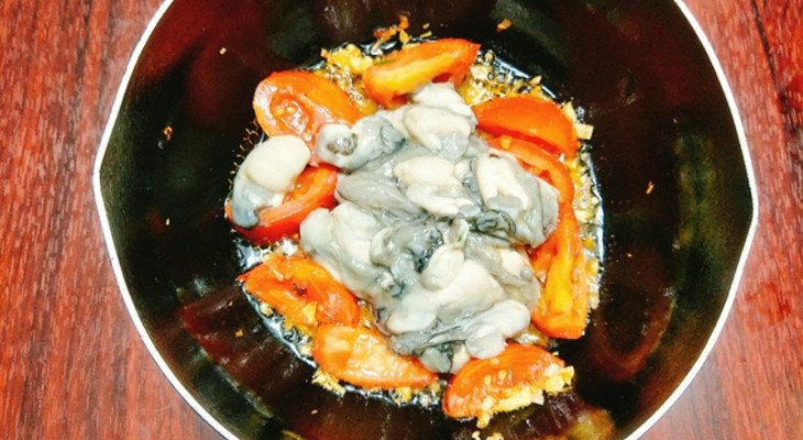 Xào cà chua và hàu cho món canh hàu chua