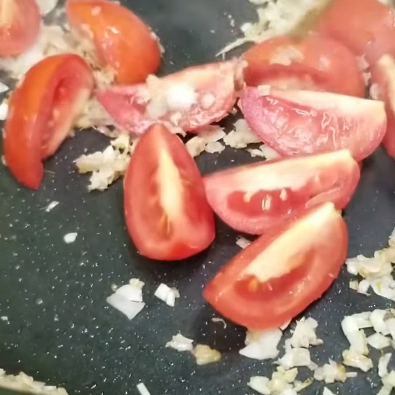 Xào cà chua và mẻ tạo vị chua cho lẩu cá lóc