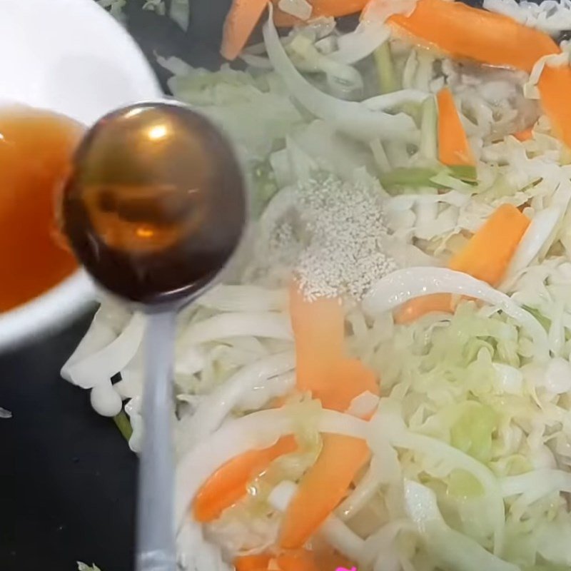 Xào cà rốt và nêm gia vị cho rau củ thấm đều, chuẩn bị cho cách xào mì gói
