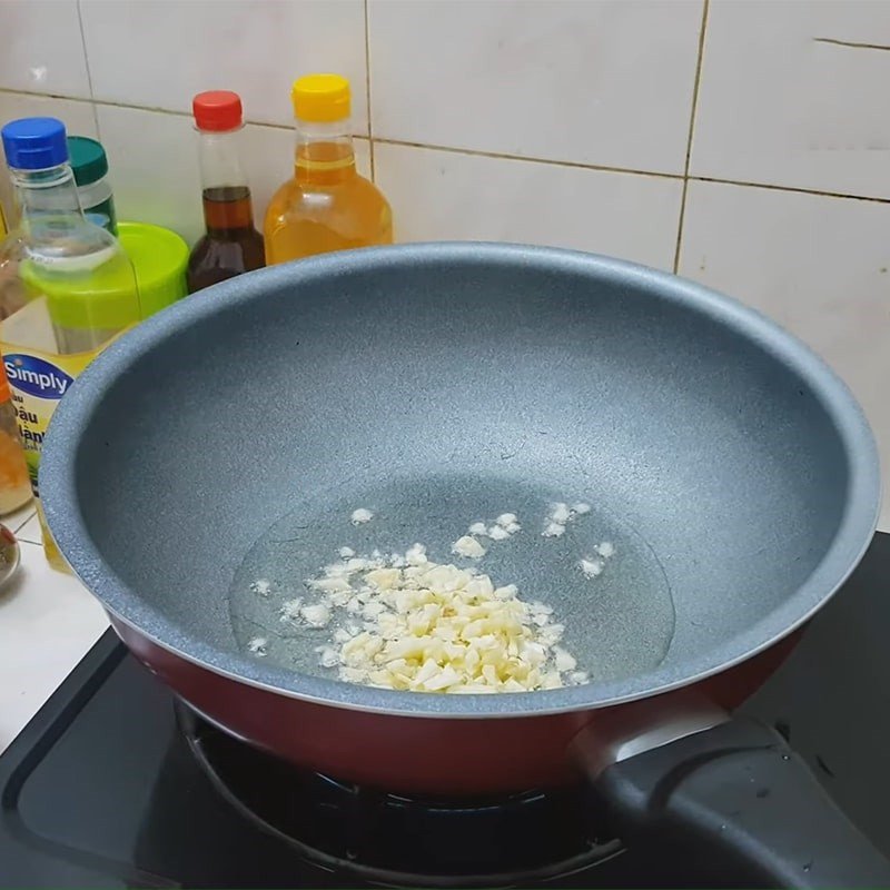 Xào cải chíp tỏi trên lửa lớn