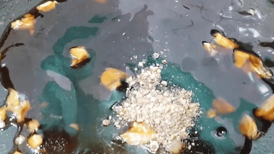 Xào cải thìa trên lửa lớn để giữ độ giòn