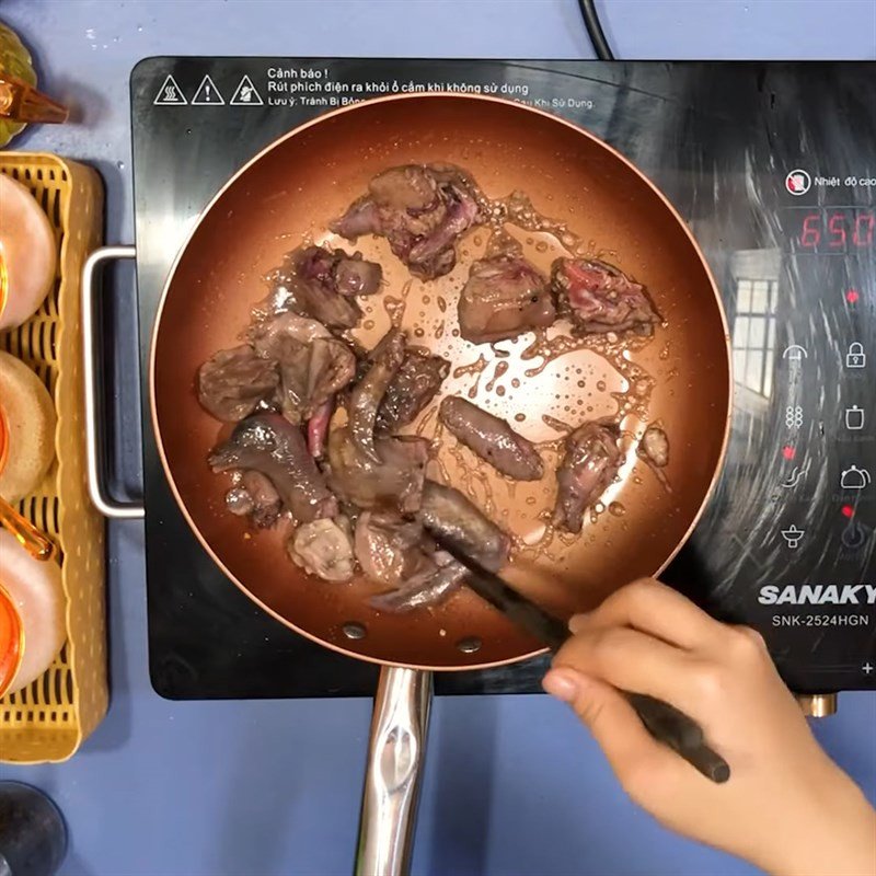 Xào chim bồ câu đã ướp trên lửa lớn cho thịt săn chắc và thơm ngon