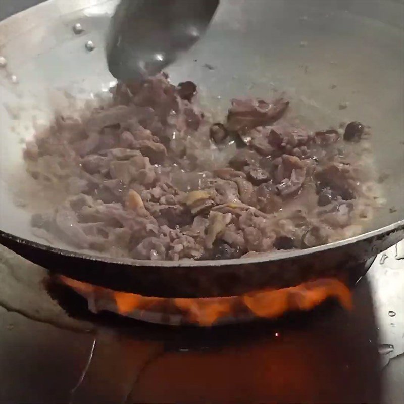 Xào chim bồ câu với hành tím và gừng phi thơm