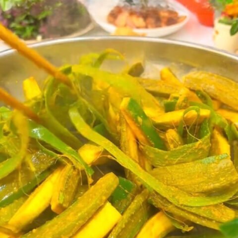 Xào chuối xanh và thịt ba chỉ làm cá ngạnh om