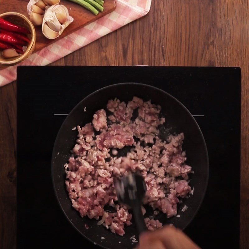 Xào đậu que cùng thịt băm và dầu hào