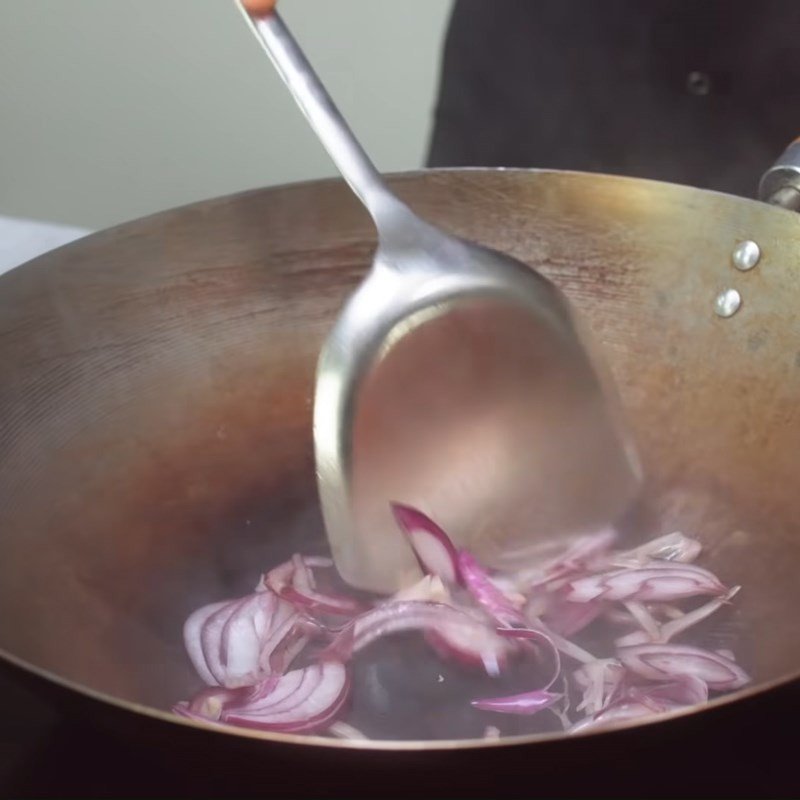 Xào đậu que trên chảo cùng các loại gia vị để chúng thấm đều hương vị