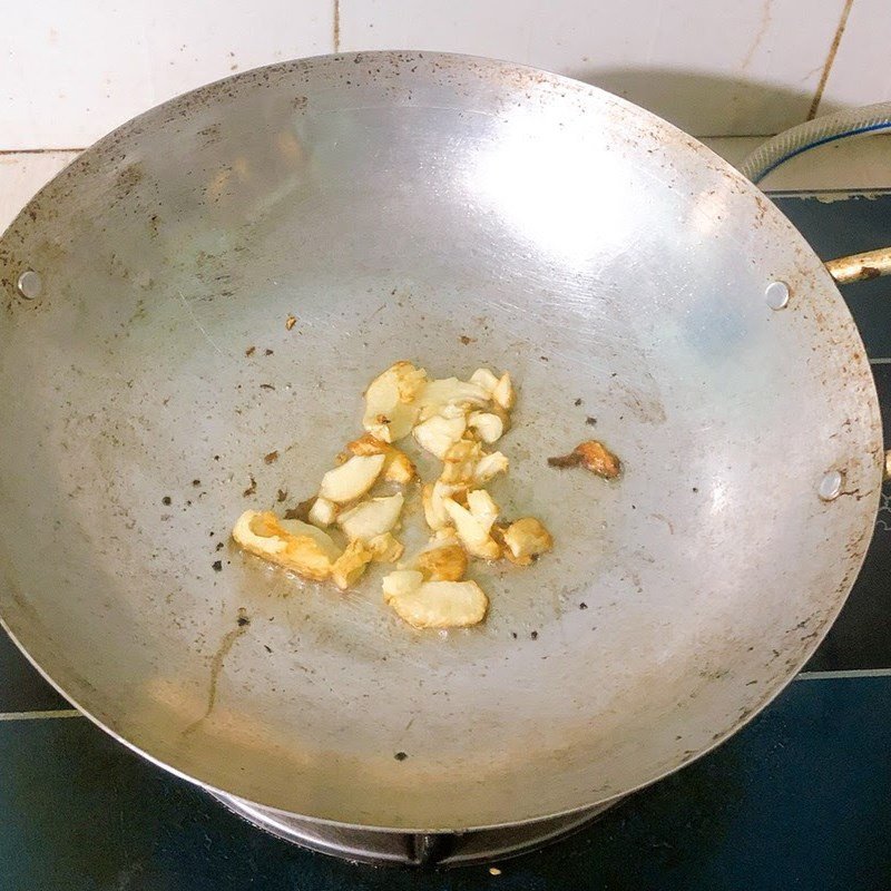 Xào đậu que trên chảo nóng