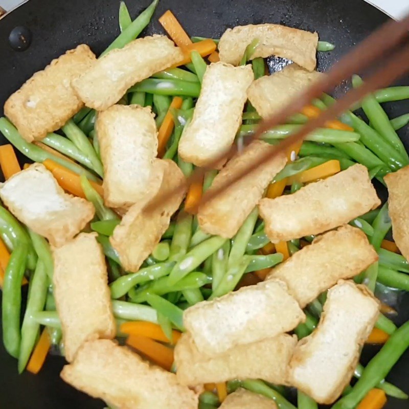 Xào đậu que và cà rốt trên chảo