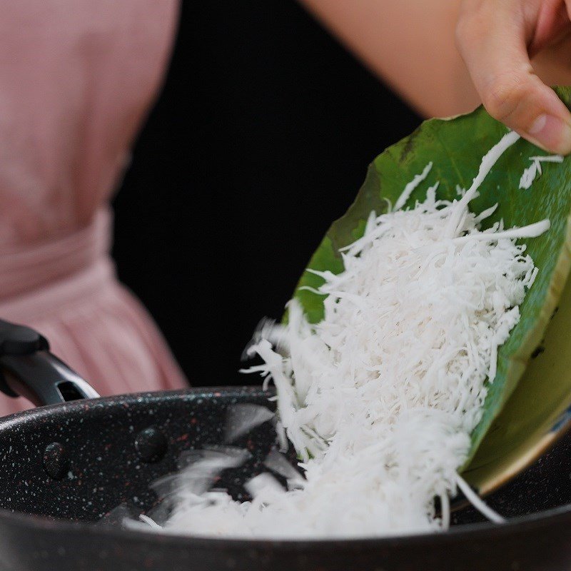 Xào dừa sợi thơm lừng để thêm vào xôi cốm hạt sen