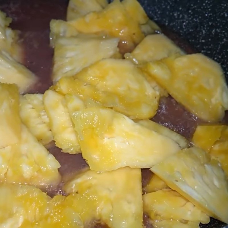 Xào dứa (thơm) trong chảo còn nước xào bạch tuộc