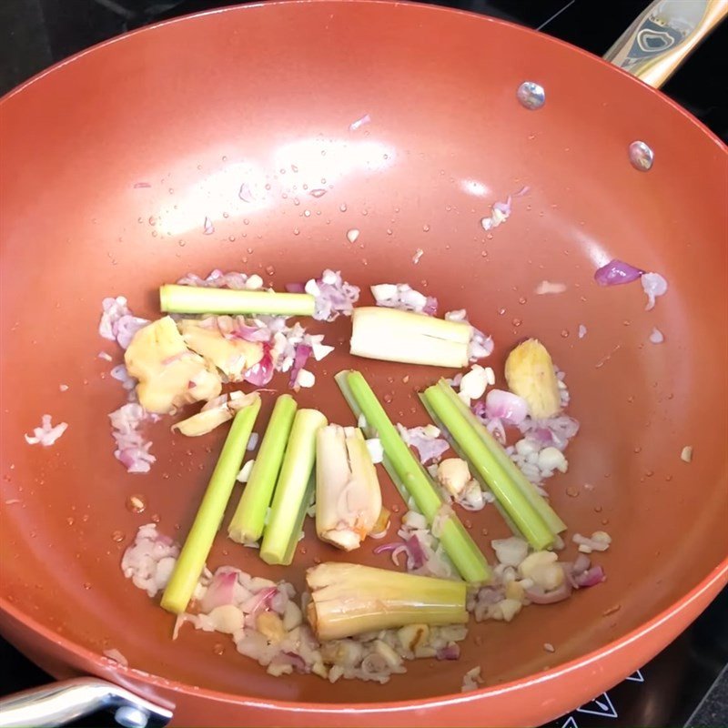 xào đuôi bò với gia vị thuốc bắc