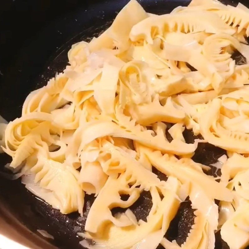 Xào ếch và măng cho lẩu ếch thái