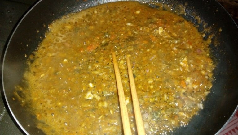 Xào gạch cua để tăng vị ngọt và màu sắc cho nước lẩu cua biển mồng tơi