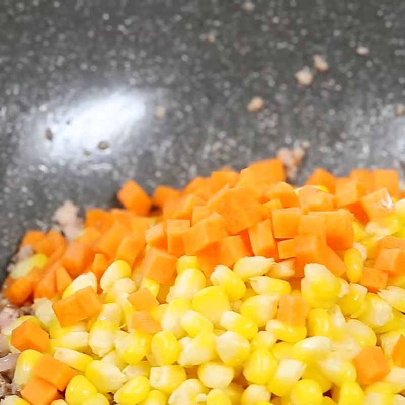 Xào hành tím và thịt băm cho món ngô ngọt