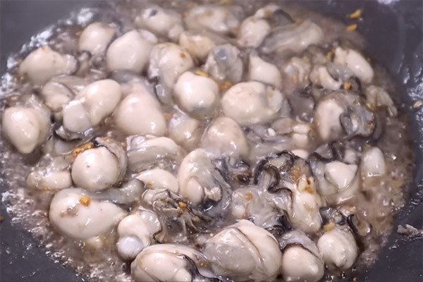 Xào hàu chuẩn bị cho món cháo hàu ngon