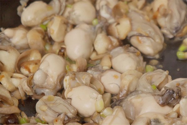Xào hàu và nấm rơm cho món cháo hàu đậu xanh
