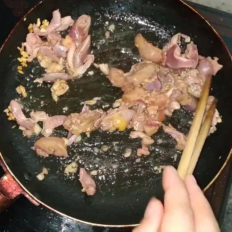 Xào hoa đu đủ đực và lòng gà thấm vị