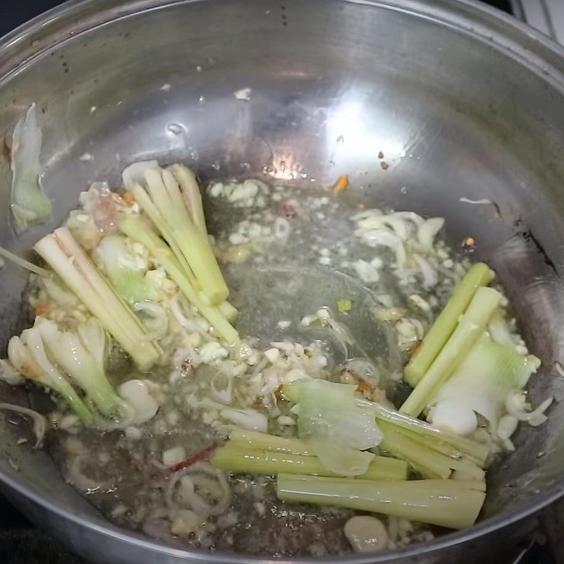 Xào lươn trước khi cho vào nước lẩu