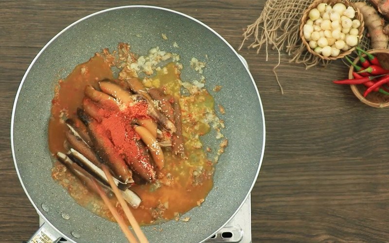 Xào lươn với nghệ và gia vị cho cháo lươn xứ Nghệ