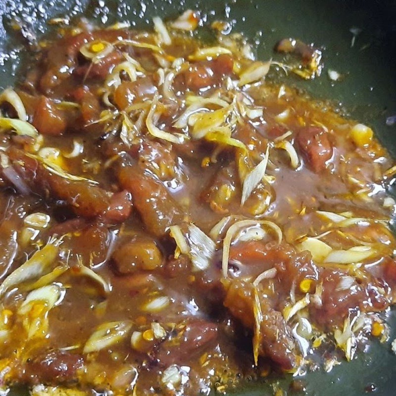 Xào mắm ruốc với sả tỏi để làm nước lẩu bò mắm ruốc