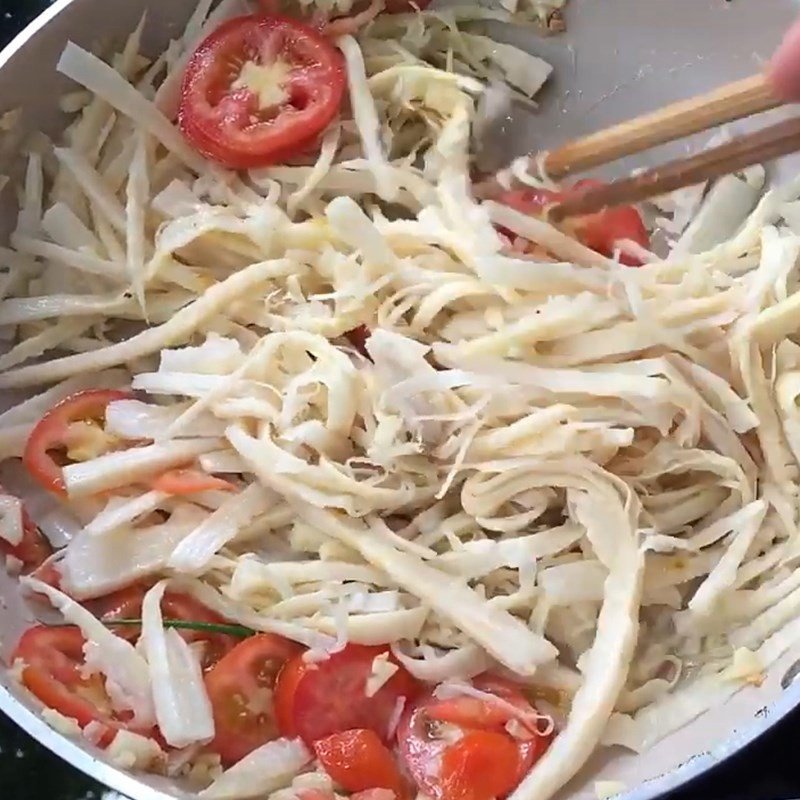 Xào măng chua với cà chua và gia vị