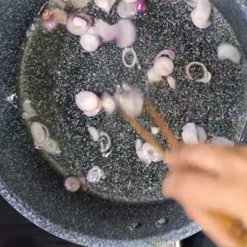 Xào măng khô và nấm hương chuẩn bị cho miến gà