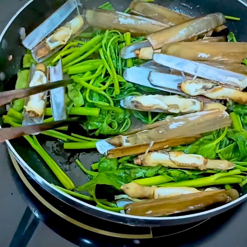 Xào mì với ốc móng tay và rau muống trên chảo