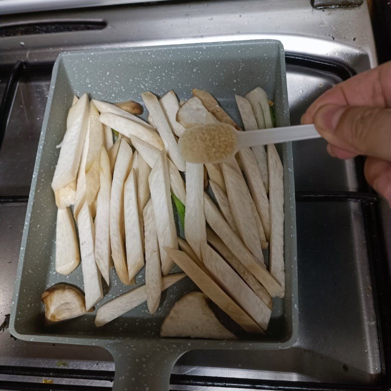 Xào nấm đùi gà trên lửa lớn để nấm giữ được độ giòn