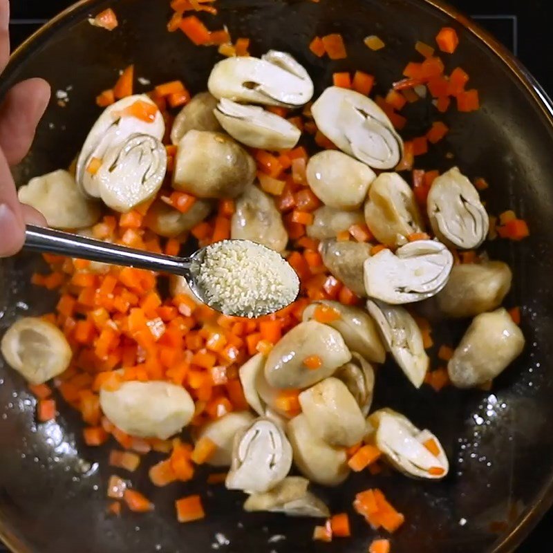 Xào nấm rơm và cà rốt cho cháo nấm rơm