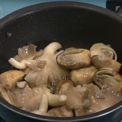 Xào nấm rơm và nấm bào ngư cho món bún chay nấm rơm