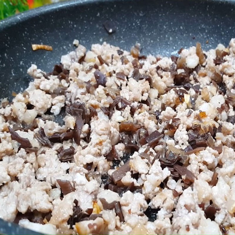 Xào nhân bánh răng bừa với thịt xay, nấm mèo và nấm hương
