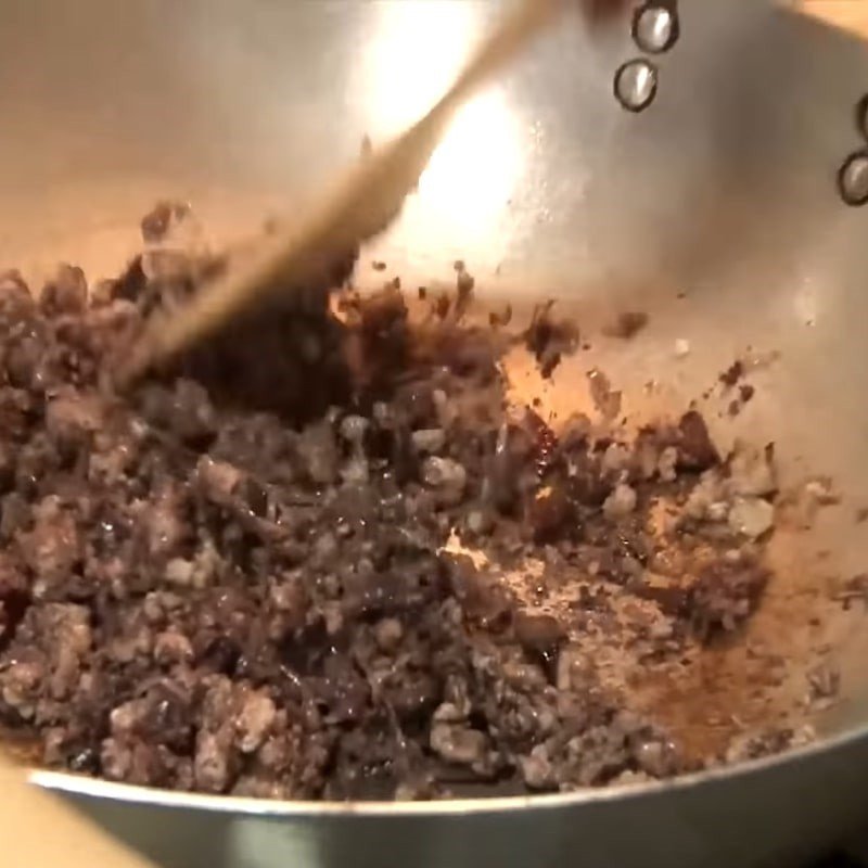 Xào nhân thịt và trám đen thơm lừng