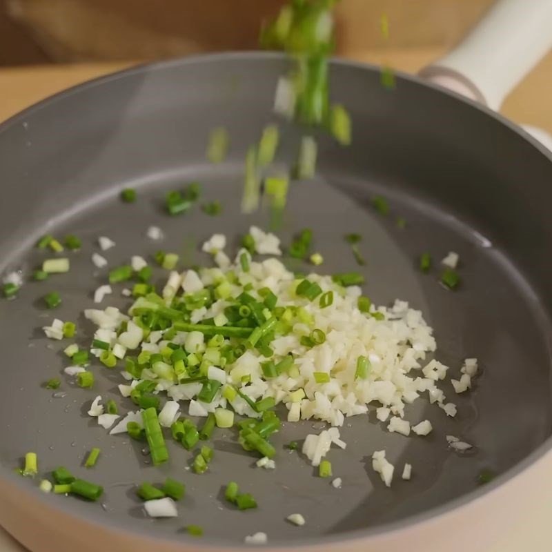 Xào nhân tôm thịt đậm đà cho món bánh bột lọc lười