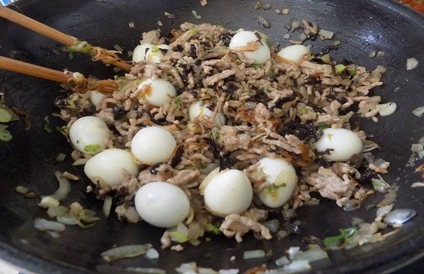 Xào nhân tôm thịt đậm đà cho món bánh đúc mặn