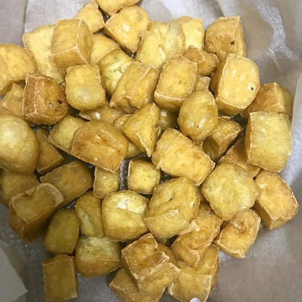 Xào ốc đậm đà chuẩn bị cho bún ốc