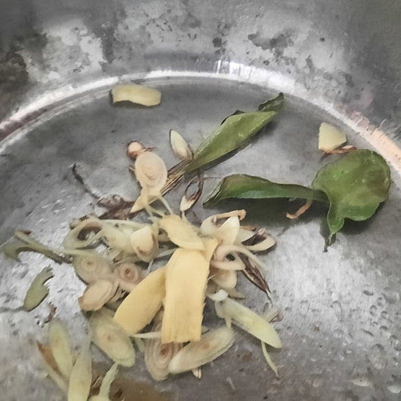 Xào ốc đắng với sả ớt tạo hương thơm cho món ốc hút miền Trung