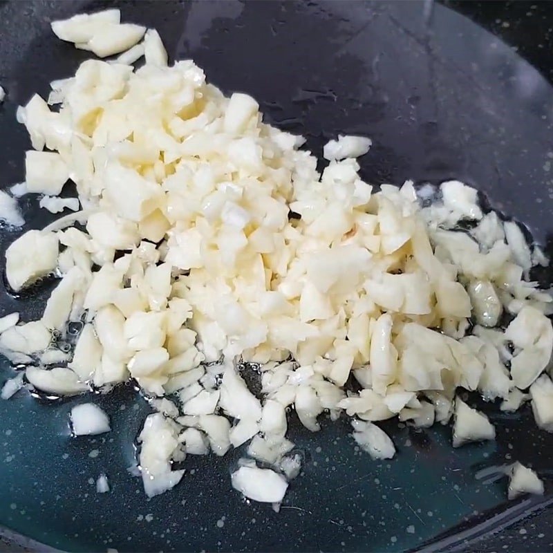 Xào rau cải chíp nhanh trên chảo nóng