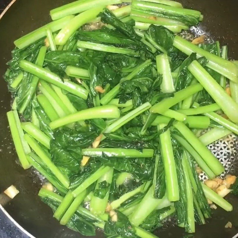 Xào rau cải ngọt với gia vị đều tay