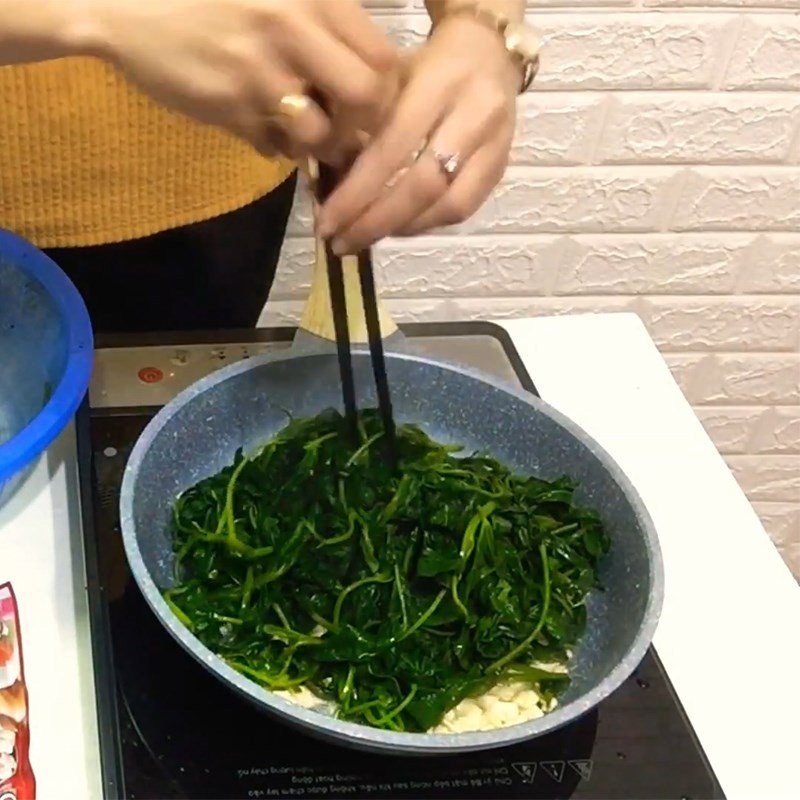 Xào rau lang trên lửa lớn với tỏi thơm